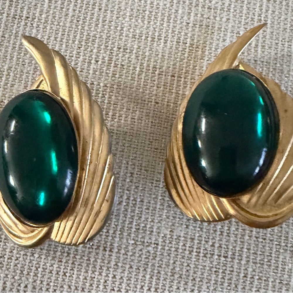 Vintage-Inspired Gold & Emerald Green Cabochon Clip-On Earrings - Women Jewelry - Picture 3 of 9